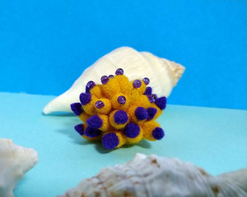 [Wool felt brooch] Thorny sea slug - Brooches - Wool Yellow