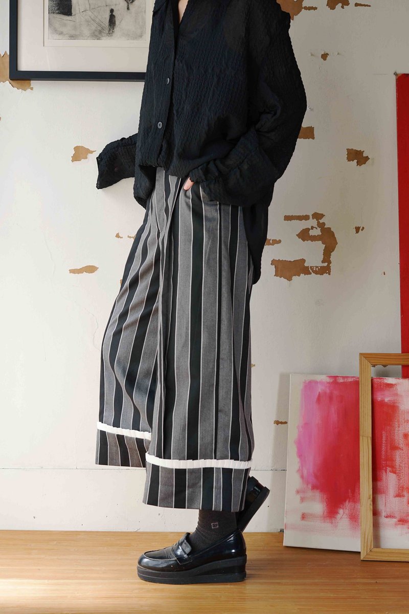 設計手作-學院風中性直紋深灰打摺荷葉褲口寬褲 - 女長褲 - 聚酯纖維 灰色