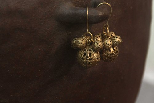 生生蔓 :: 復古黃銅手作飾品 .vintage accessories 磊磊復古小球黃銅耳環