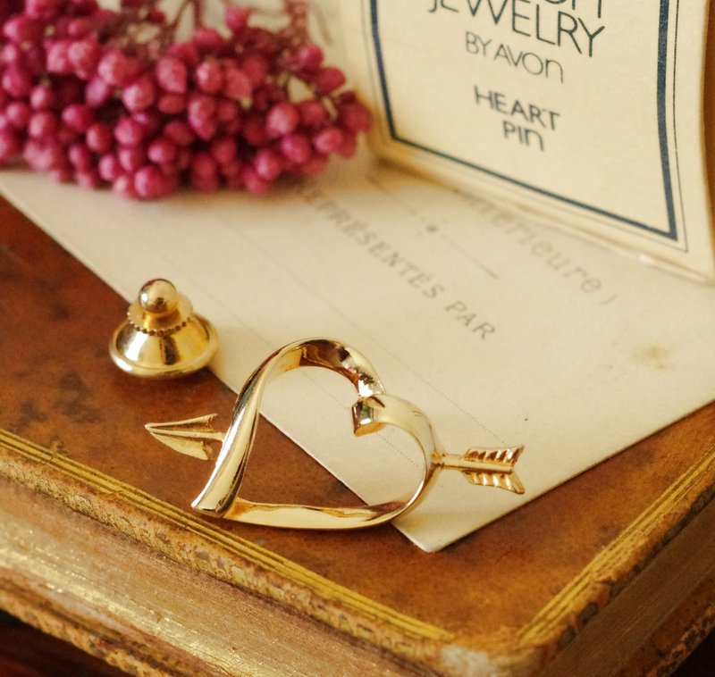 古董 1982 Avon 一箭穿心 金色愛心別針Heart Pin    B1905 - 胸針 - 其他金屬 金色
