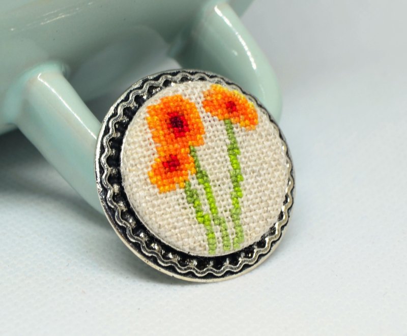 橙色花朵刺繡胸針 花卉自然首飾 手工製作的女士禮物 - 胸針 - 繡線 橘色