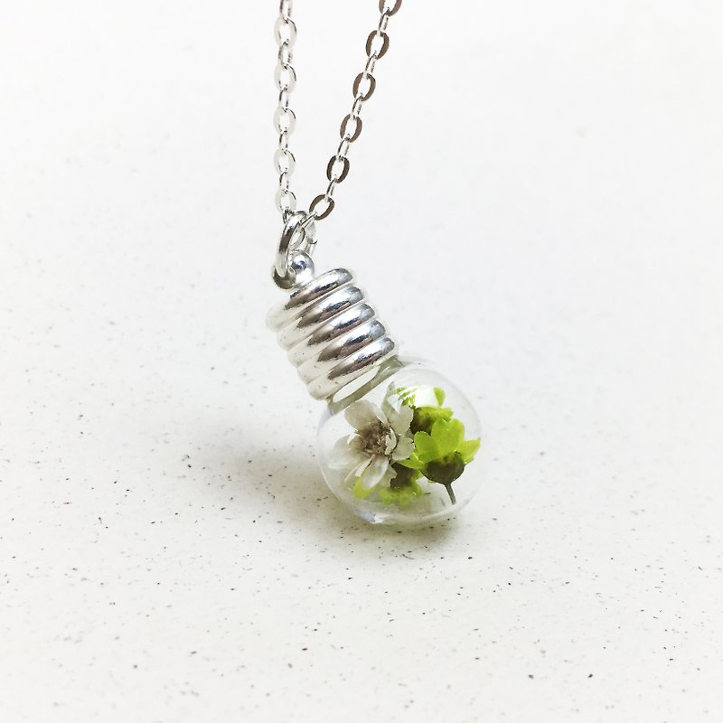 Light Bulb Glass Ball Necklace - Green Field Spring - Dry Immortal Flower Limited Necklace - สร้อยคอ - พืช/ดอกไม้ สีเขียว