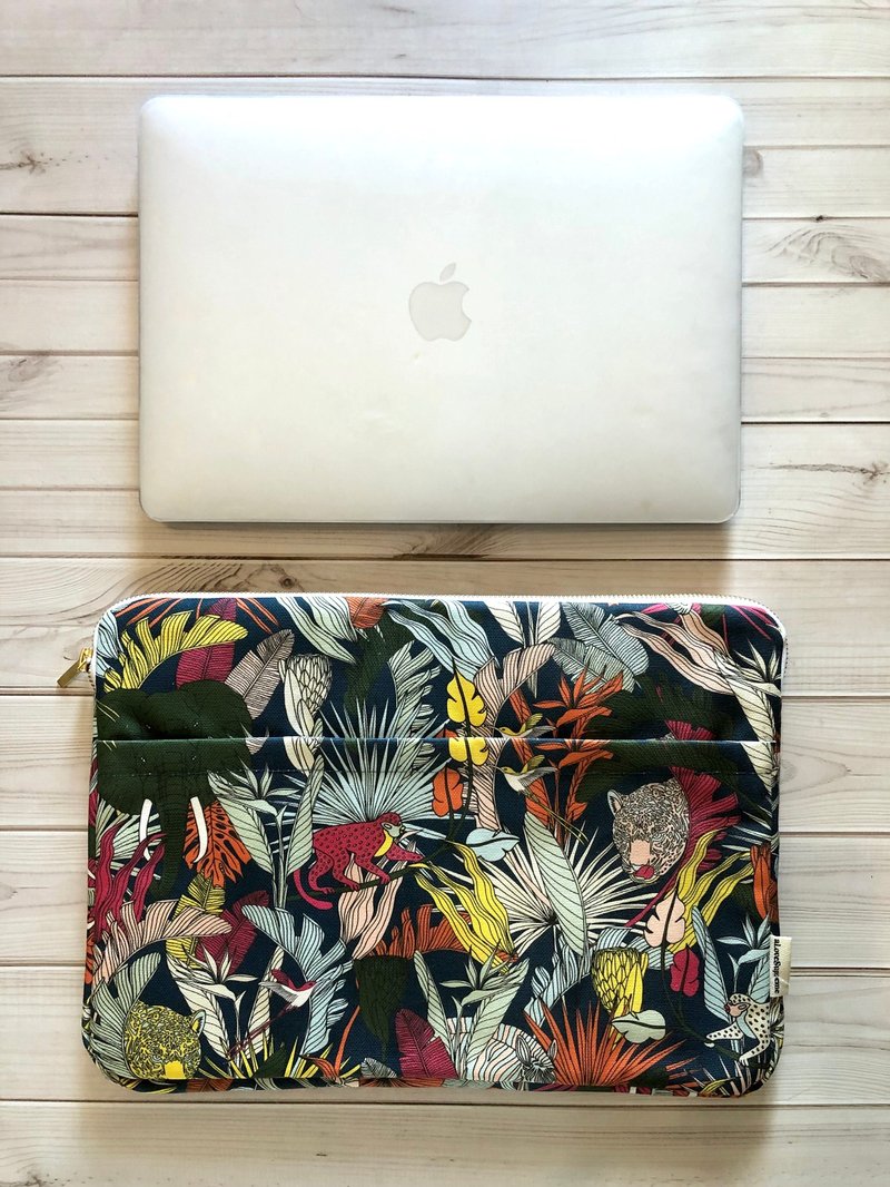 台湾専用のaLovesupreme 13インチPCケース_鉄グレーのアフリカ草原_フロントポケット付き - パソコンバック・PCケース - コットン・麻 