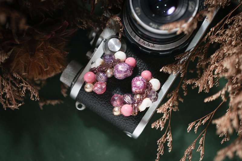 [Old jewelry/Western old pieces] pink purple beads flower gorgeous clip-on old earrings vintage earrings - Earrings & Clip-ons - Other Metals Pink