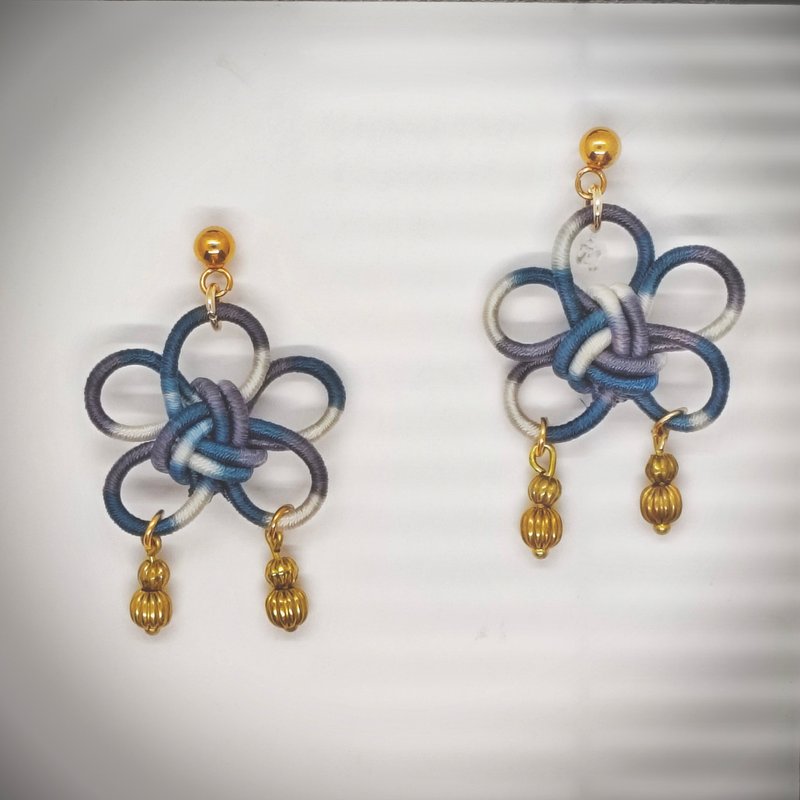 Wrap braided knot art earrings/plum blossom knot - ต่างหู - ไฟเบอร์อื่นๆ สีแดง