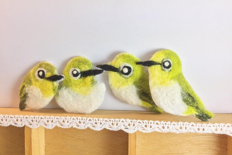 Wool felt bird pin green eye small green green bird - Brooches - Wool Green