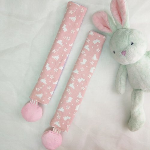 QQ rabbit 手工嬰幼兒精品 彌月禮盒 粉紅兔兔-2款可選。捏捏樂安全帶保護套 / 安全帶口水巾