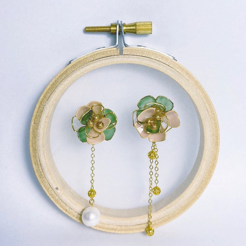 [Jinhua] Handmade Crystal Flower Asymmetrical Earrings-Emerald Green