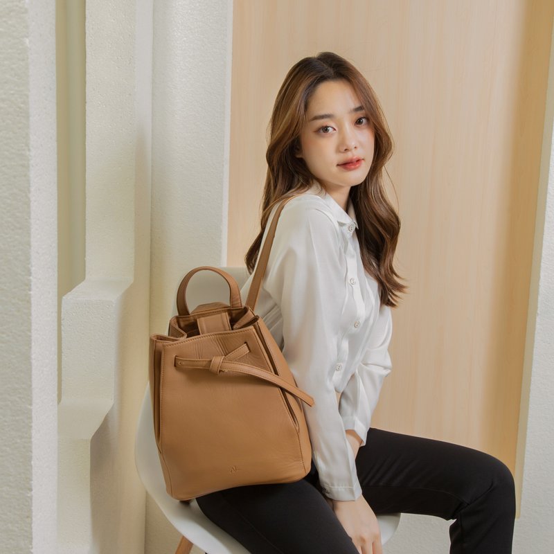 Tye Leather Backpack in Caramel with Gold Hardware - 後背包/背包/書包 - 真皮 咖啡色