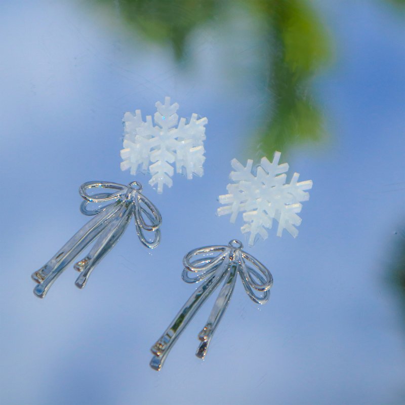 【Winter Series】Snowflake bow earrings - Earrings & Clip-ons - Resin White