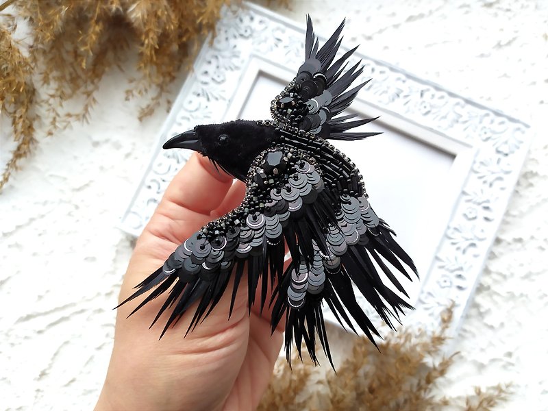 Raven brooch. Embroidery black raven pin. - เข็มกลัด - วัสดุอื่นๆ สีดำ