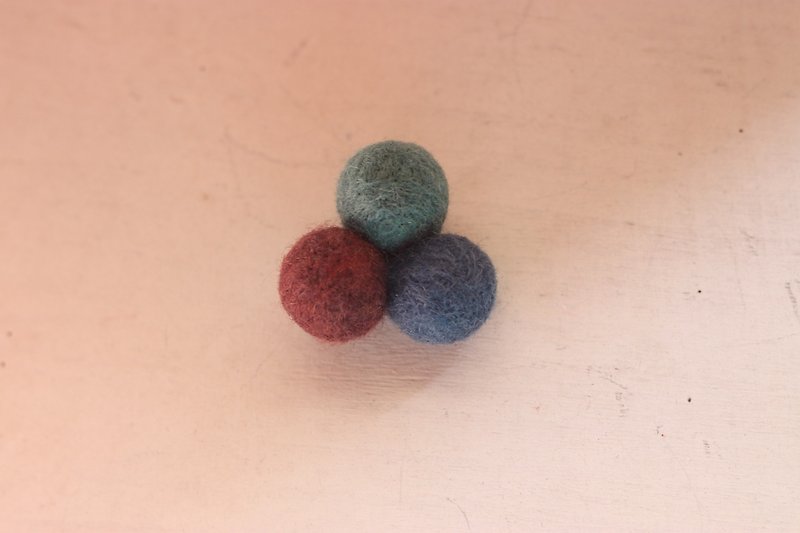 Natural plant-dyed small ball pins, blue-dyed hematoxylin and turmeric customized models - Brooches - Wool Blue
