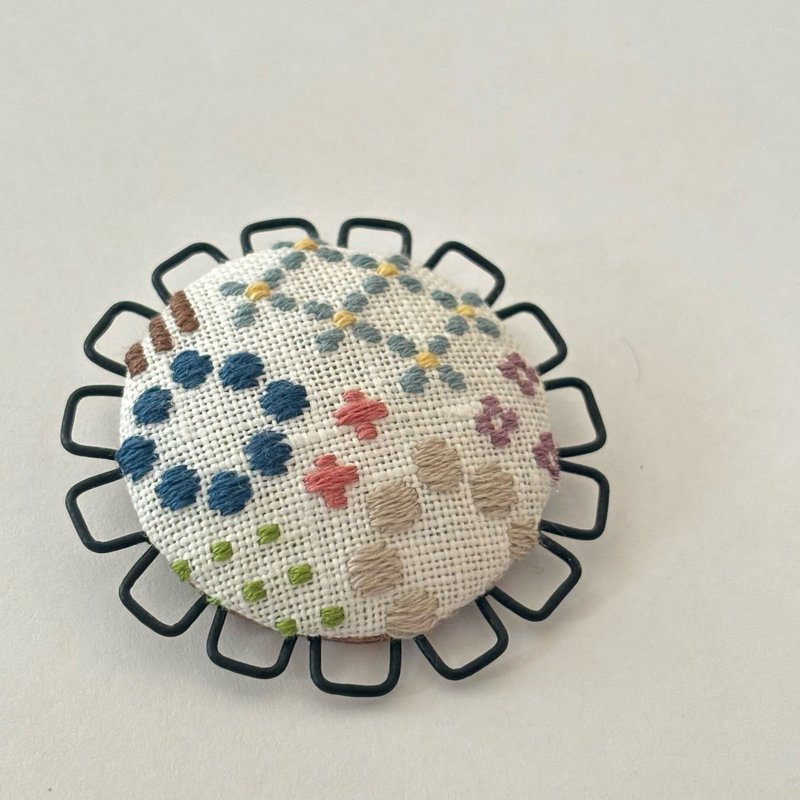 Wire frame embroidered brooch - ต่างหู - ผ้าฝ้าย/ผ้าลินิน หลากหลายสี