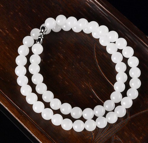 天然新疆和田玉の羊脂玉8mm丸玉ネックレス。最高級の白さで