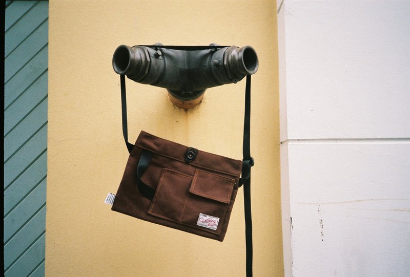 Valen Sacoche bag Brown - 其他 - 棉．麻 咖啡色