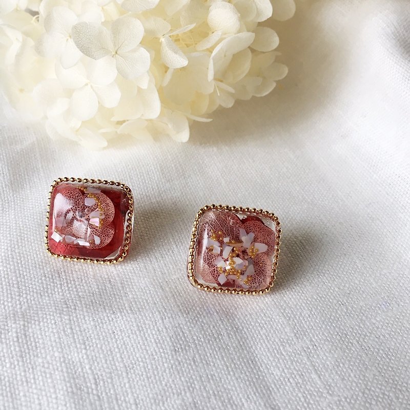 Stud earrings for pierced ears contained Hydrangea (18mm) - ピアス・イヤリング - レジン レッド
