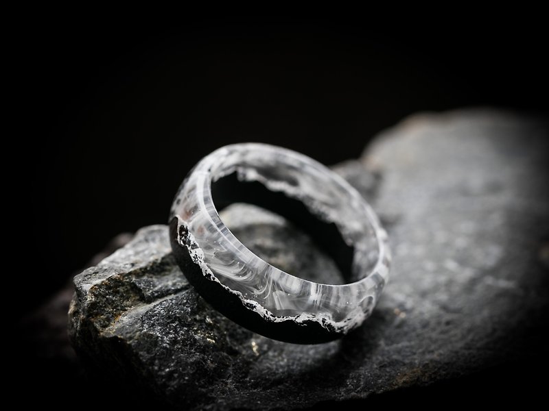 Olympus 木質樹脂環由黑色角樹和透明環氧樹脂製成。 環內是風景 - 戒指 - 木頭 白色