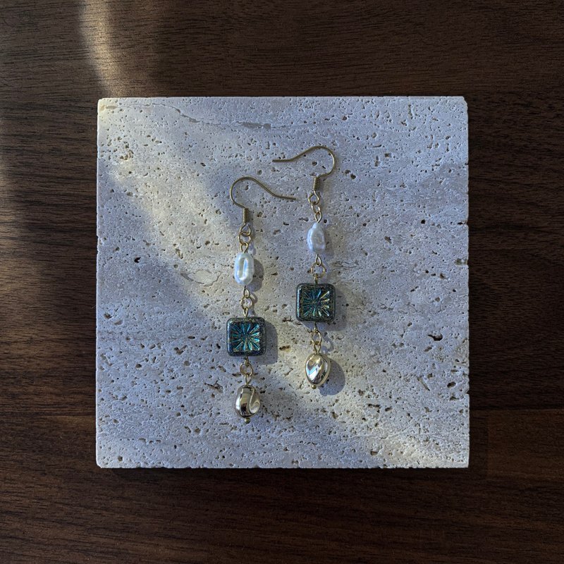 Atelier Pluton experiment serial number | PL209 - Earrings & Clip-ons - Glass Green