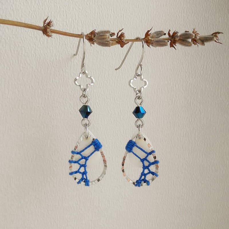 Macrame Earrings with teardrop shaped shell blue - ต่างหู - ผ้าฝ้าย/ผ้าลินิน สีน้ำเงิน