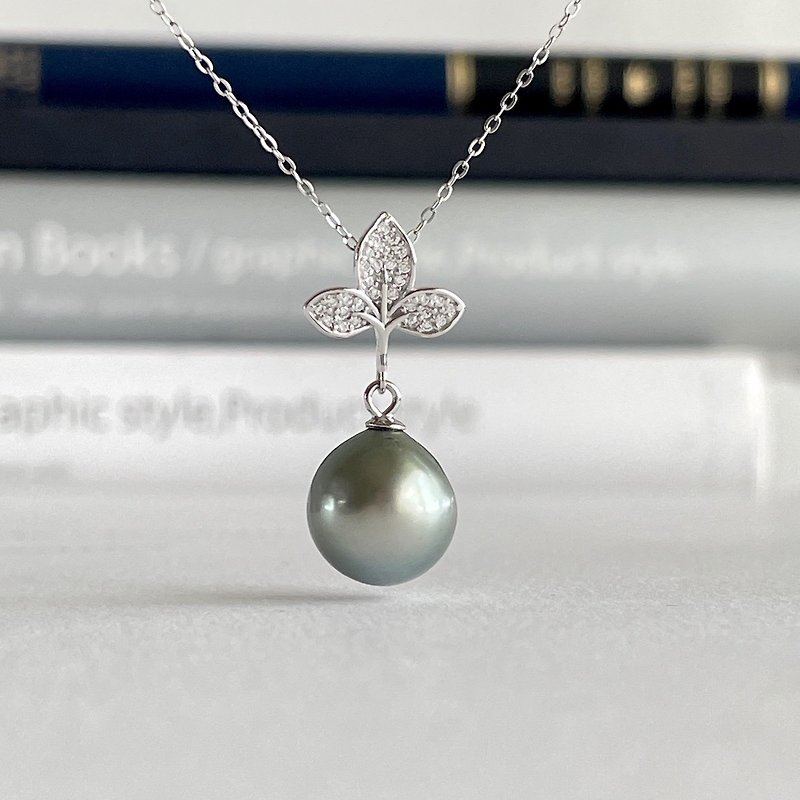 Natural Tahitian pearl, black pearl, three leaves, leaf pendant, Silver color - Necklaces - Pearl Gray