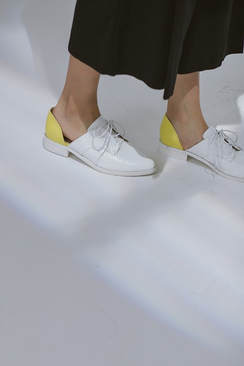 Side tapping personality strap leather leather shoes white yellow - รองเท้ารัดส้น - หนังแท้ สีเหลือง