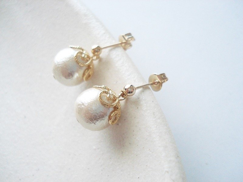 Cotton pearl with flower-shaped caps, stud earrings 耳針式 - Earrings & Clip-ons - Other Metals White