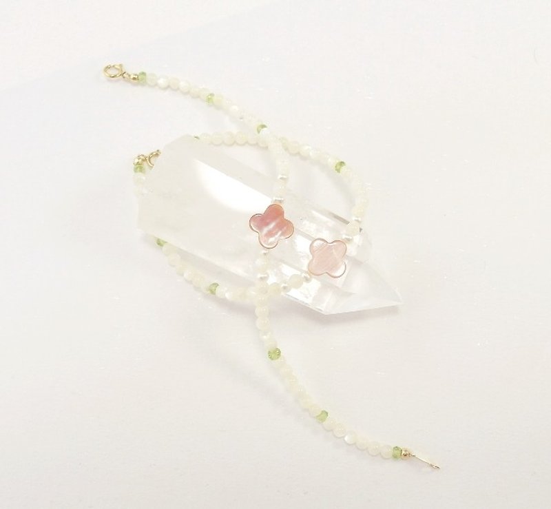 | Touch of moonlight | spring tender natural lip shell bead bracelet Clover 14k gf - Bracelets - Gemstone Pink