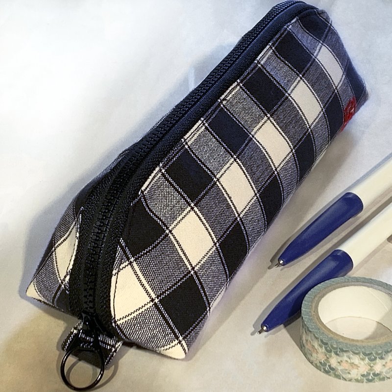 Flower old cloth handmade pencil case (PLUS Wanshou Wujiang) - กระเป๋าเครื่องสำอาง - ผ้าฝ้าย/ผ้าลินิน 