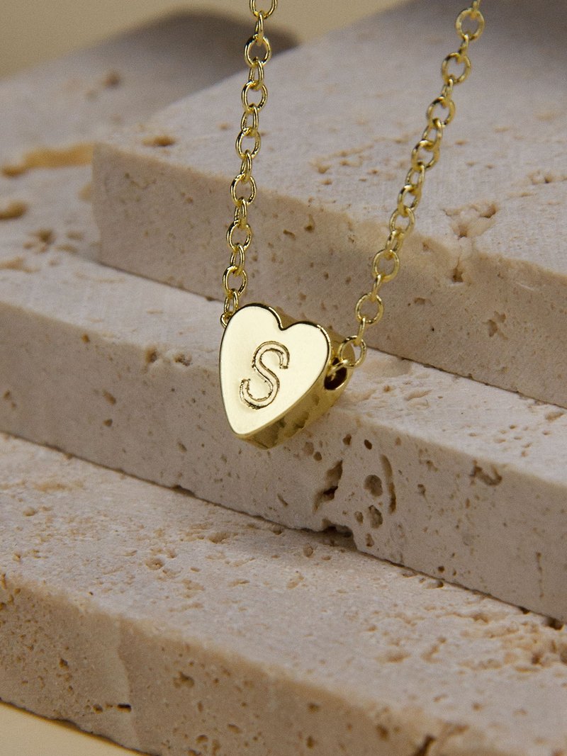 Tiny Gold Heart Initial Necklace - สร้อยคอ - ทองแดงทองเหลือง สีทอง