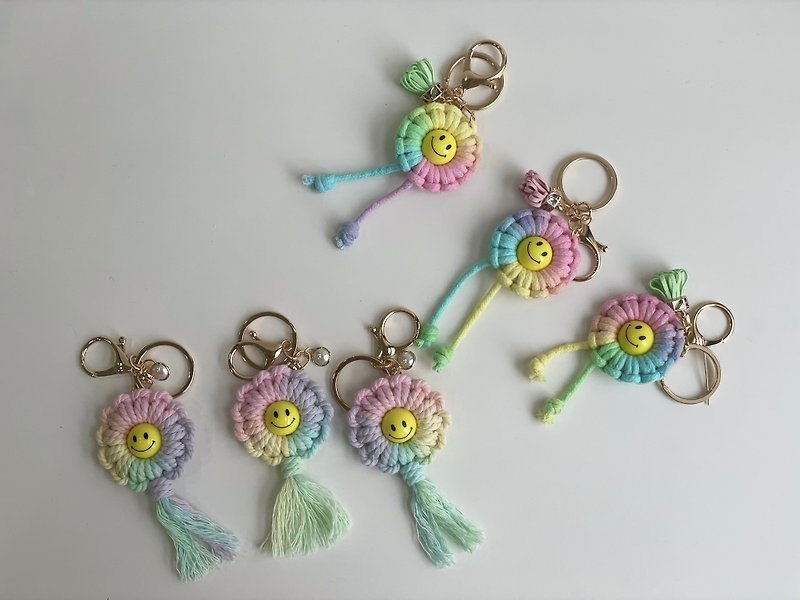 Handwoven Smiley Blooming Keychain - ที่ห้อยกุญแจ - ผ้าฝ้าย/ผ้าลินิน หลากหลายสี