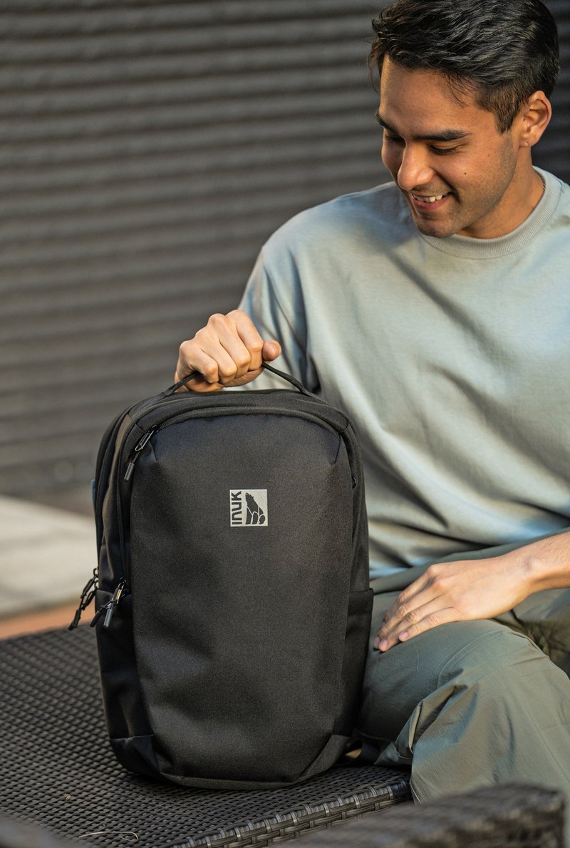 環保調色盤 潮旅休閒包  Eco Primary TOWNY PACK  黑  23L - 後背包/背包/書包 - 環保材質 黑色