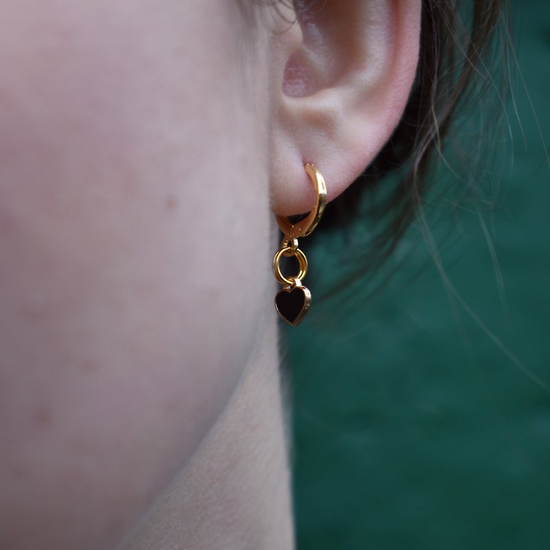 Black heart enamel minimalist huggie earrings | by Ifemi Jewels - ต่างหู - วัสดุอื่นๆ สีทอง