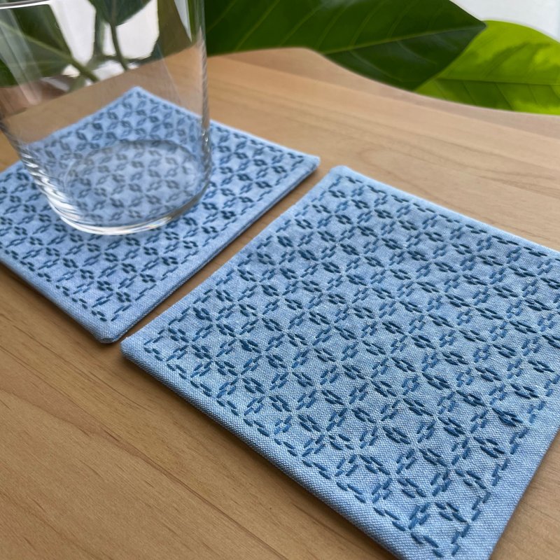 刺し子コースター2枚セット　方眼　青　シンプル　刺繍　洗える　四角　布コースター　カフェ　コーヒー　キッチン用品　紅茶　誕生日　刺繡杯墊　ささやかな贈り物 - 杯墊 - 棉．麻 藍色