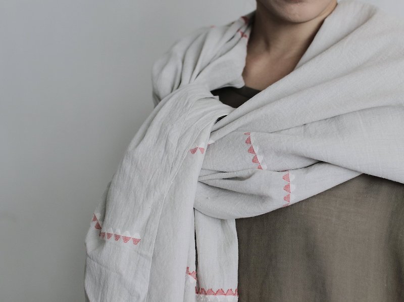 CHAHAT Khadi甘地織圍巾披肩_淺灰紅白三角 - 圍巾/披肩 - 棉．麻 灰色