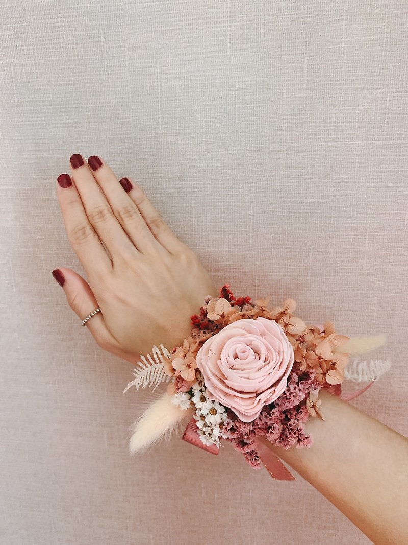 Bridesmaid dry flower wrist flower - เข็มกลัด/ข้อมือดอกไม้ - พืช/ดอกไม้ สึชมพู