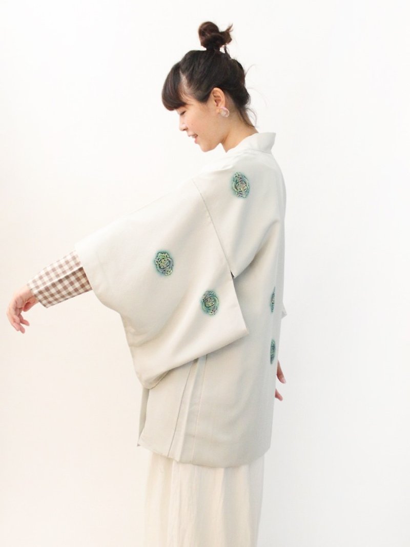 Retro Japanese Cooling Color Powder Water Blue Green and Wind Print Ancient Feather Kimono Jacket Blouse Cardigan - เสื้อแจ็คเก็ต - ผ้าไหม สีเขียว