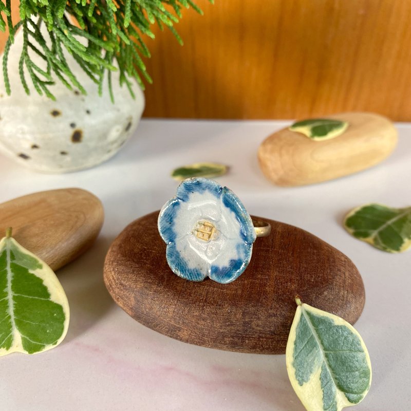 Flower Ring/ Ceramic / jewelry - 戒指 - 陶 白色