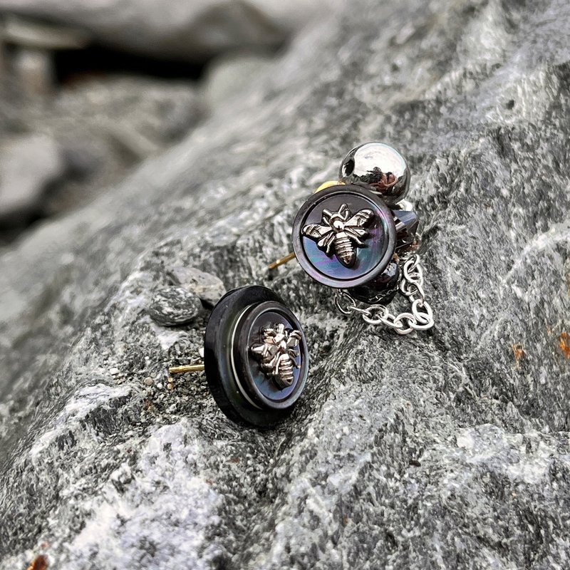 Queen Bee Black Mother-of-Pearl Asymmetric Vintage Handmade Earrings, Studs/Clip - ต่างหู - เปลือกหอย สีม่วง