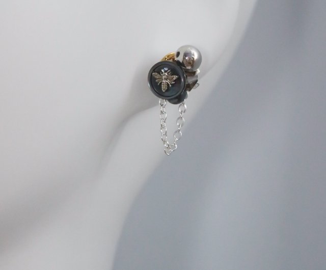 女王蜂ブラック非対称 中古 重工業 ハンドメイド イヤリング