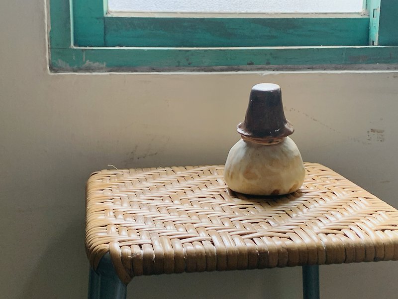 茶色の帽子をかぶったチョウ・ルバオ陶器の瓶 - 花瓶・植木鉢 - 陶器 ホワイト
