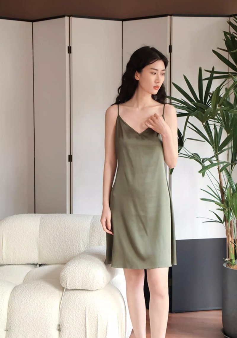 French Minimalist Backless Silk Pajama Dress - ชุดนอน/ชุดอยู่บ้าน - ผ้าไหม สีเขียว