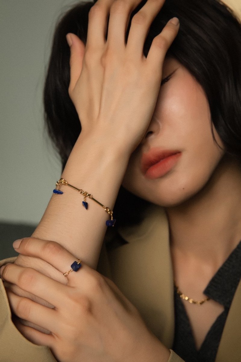 Irregular lapis lazuli bracelet - สร้อยข้อมือ - คริสตัล สีน้ำเงิน