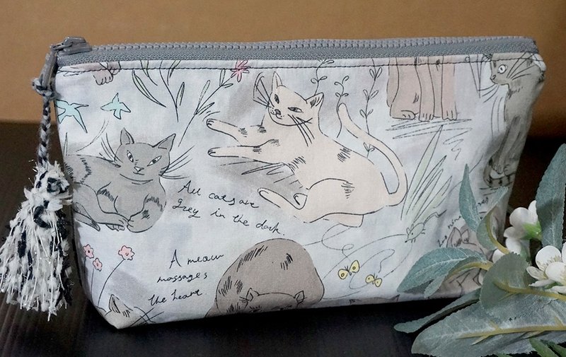 Gray Cat Cosmetic Bag / Pouch / Carry-all - กระเป๋าเครื่องสำอาง - ผ้าฝ้าย/ผ้าลินิน สีเงิน