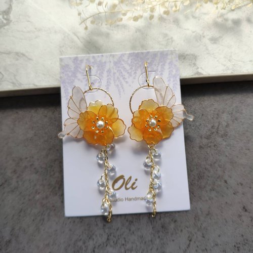 夏のガラスの花のイヤリング】オレンジの透明イヤリング 蝶の