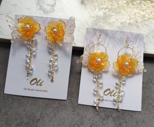 夏のガラスの花のイヤリング】オレンジの透明イヤリング 蝶の手作り