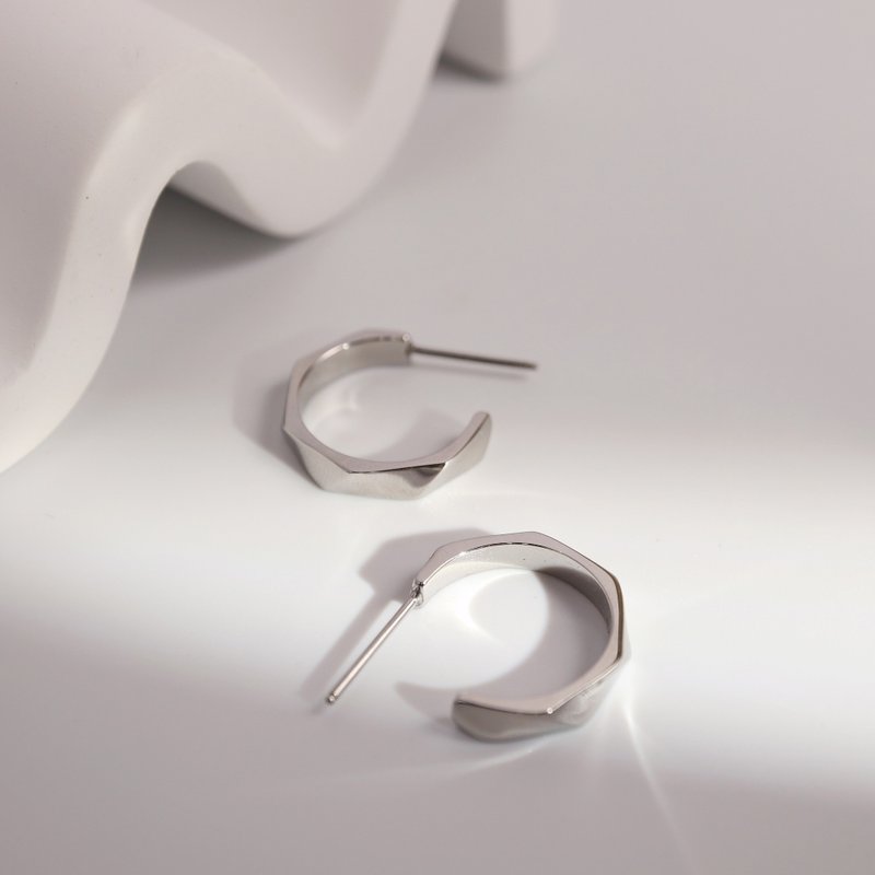 菱形カット。ステンレスピアス - ピアス・イヤリング - ステンレススチール シルバー