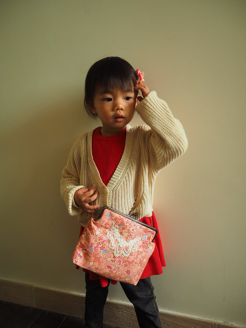 Handmade shoulder bag and hair clip set Chinese New Year Red Pocket - กระเป๋าถือ - ผ้าฝ้าย/ผ้าลินิน หลากหลายสี