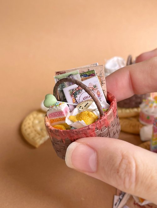 DOLLFOODS Miniature basket in the Alice Wonderland style on a scale of 1:12