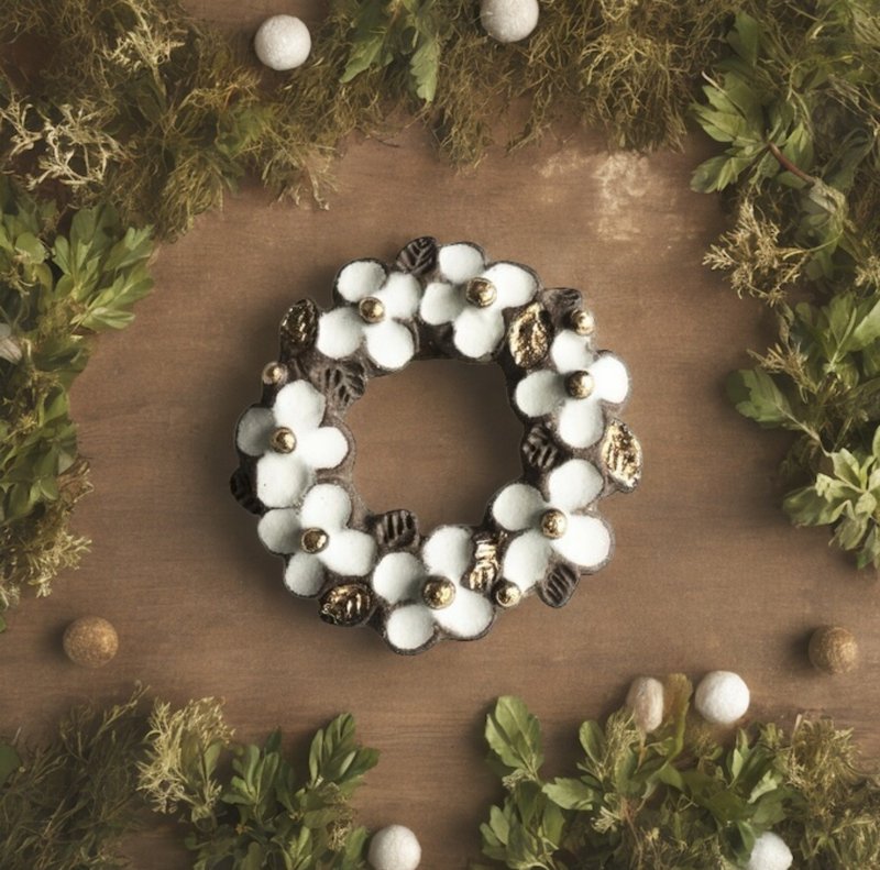 Ceramic brooch small flower crown - Brooches - Pottery White