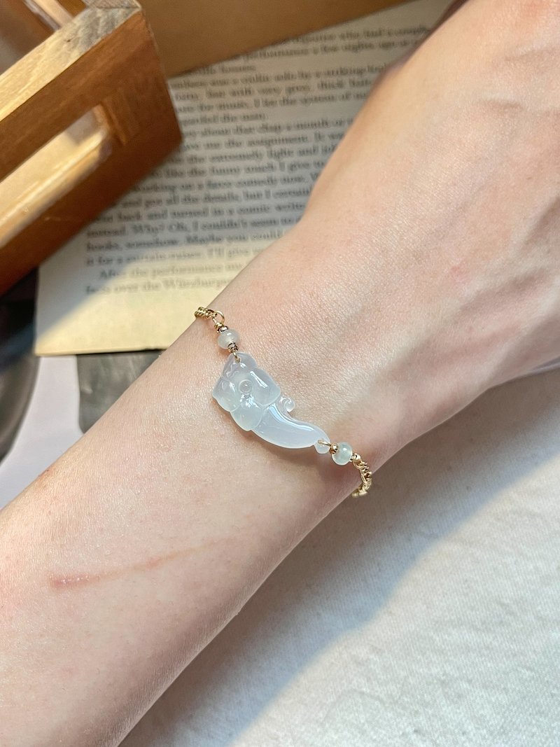 Ice white calla lily 14K gold-plated bracelet | Natural Burmese jadeite - สร้อยข้อมือ - หยก สีทอง